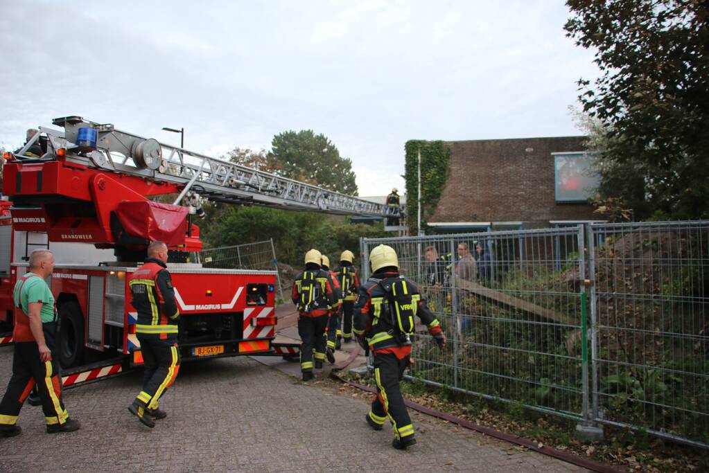 Brandweer oefent middelbrand met slachtoffers in slooppand