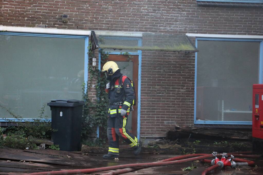 Brandweer oefent middelbrand met slachtoffers in slooppand