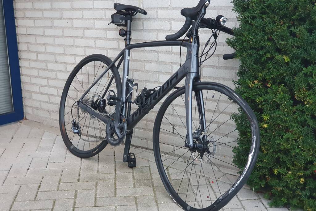 Racefietser aangereden door auto