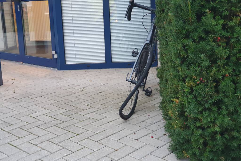 Racefietser aangereden door auto