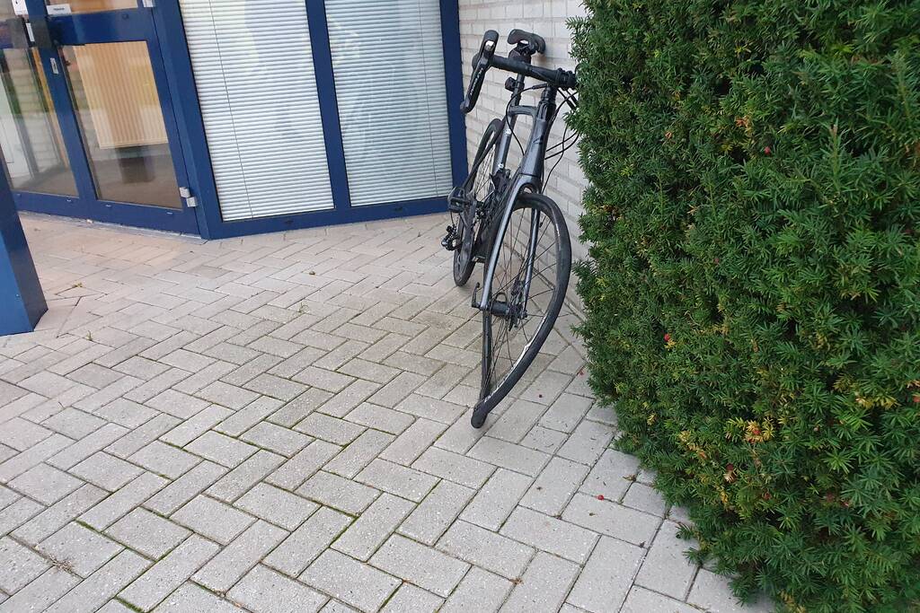 Racefietser aangereden door auto