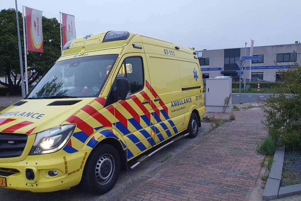 Racefietser aangereden door auto