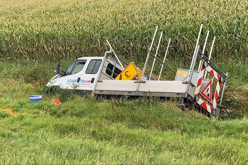 Verkeersbegeleiding bus raakt van de snelweg en belandt in greppel
