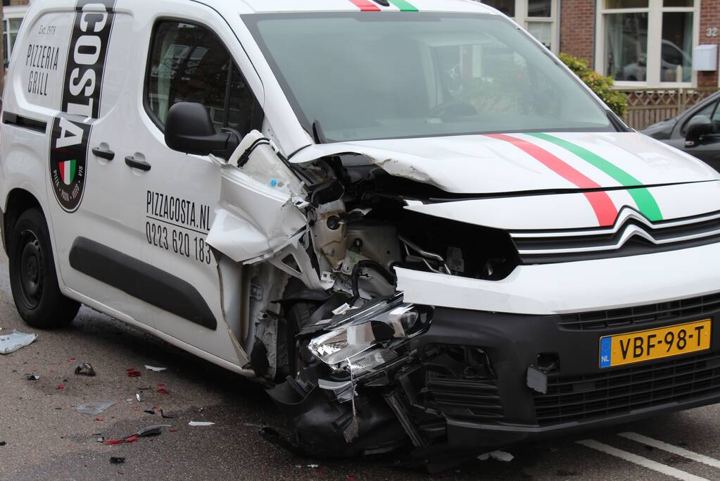 Bestelbus botst achterop voorganger