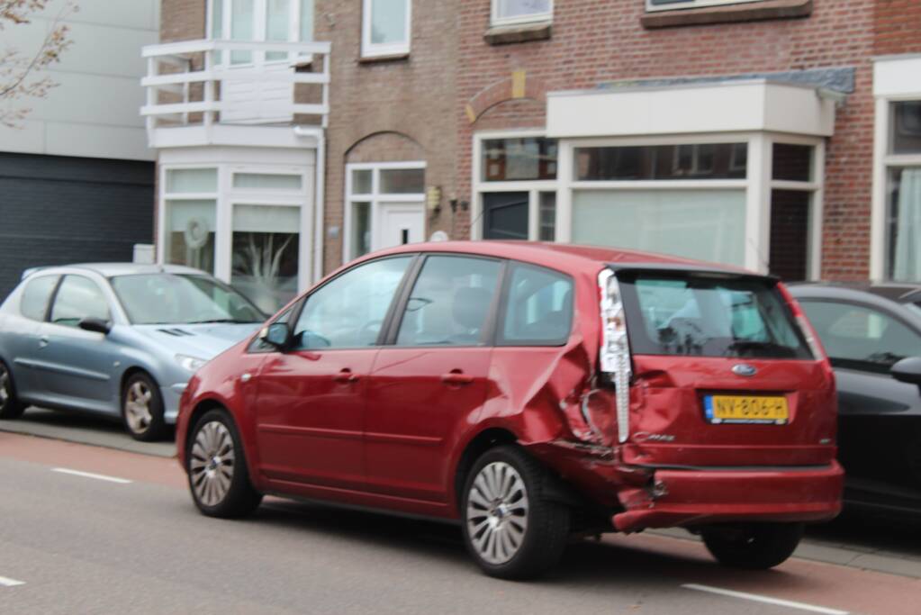 Bestelbus botst achterop voorganger