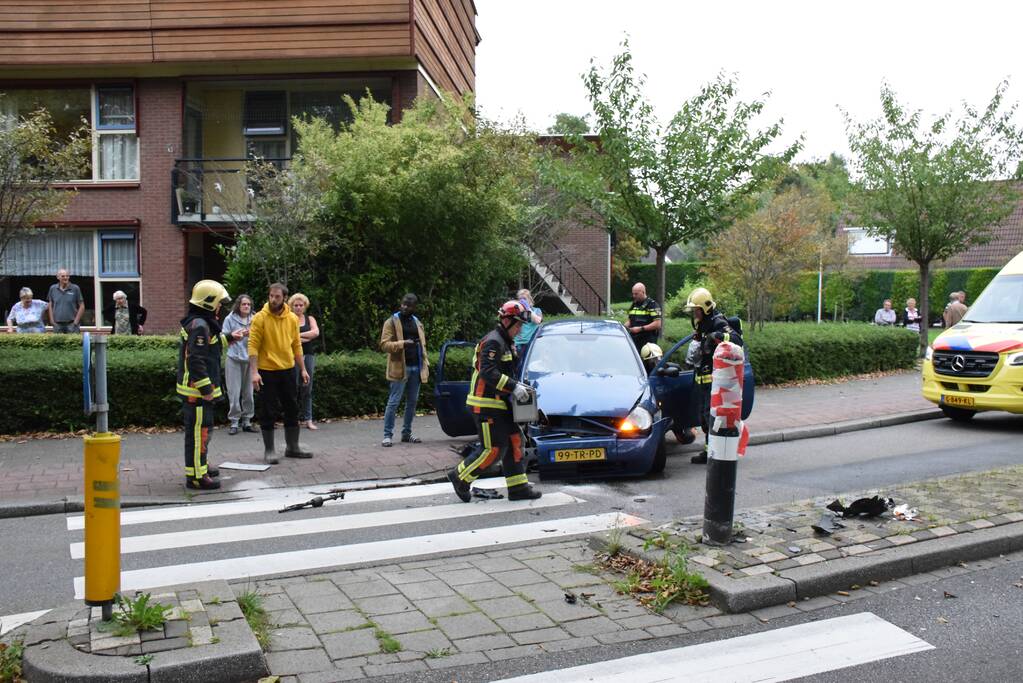 Personenauto vliegt uit de bocht