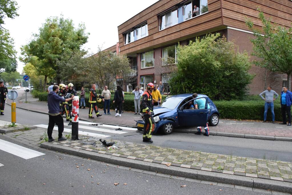 Personenauto vliegt uit de bocht