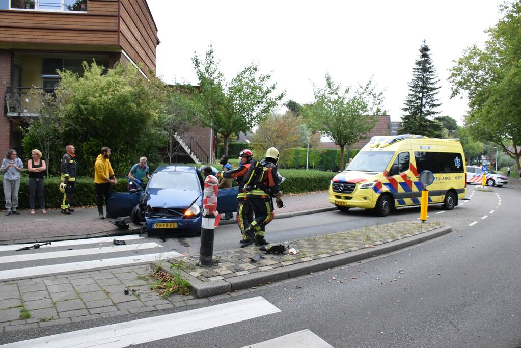 Personenauto vliegt uit de bocht