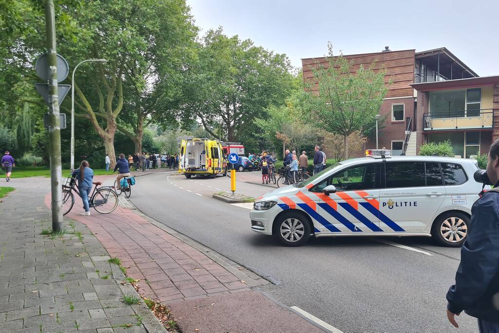 Personenauto vliegt uit de bocht