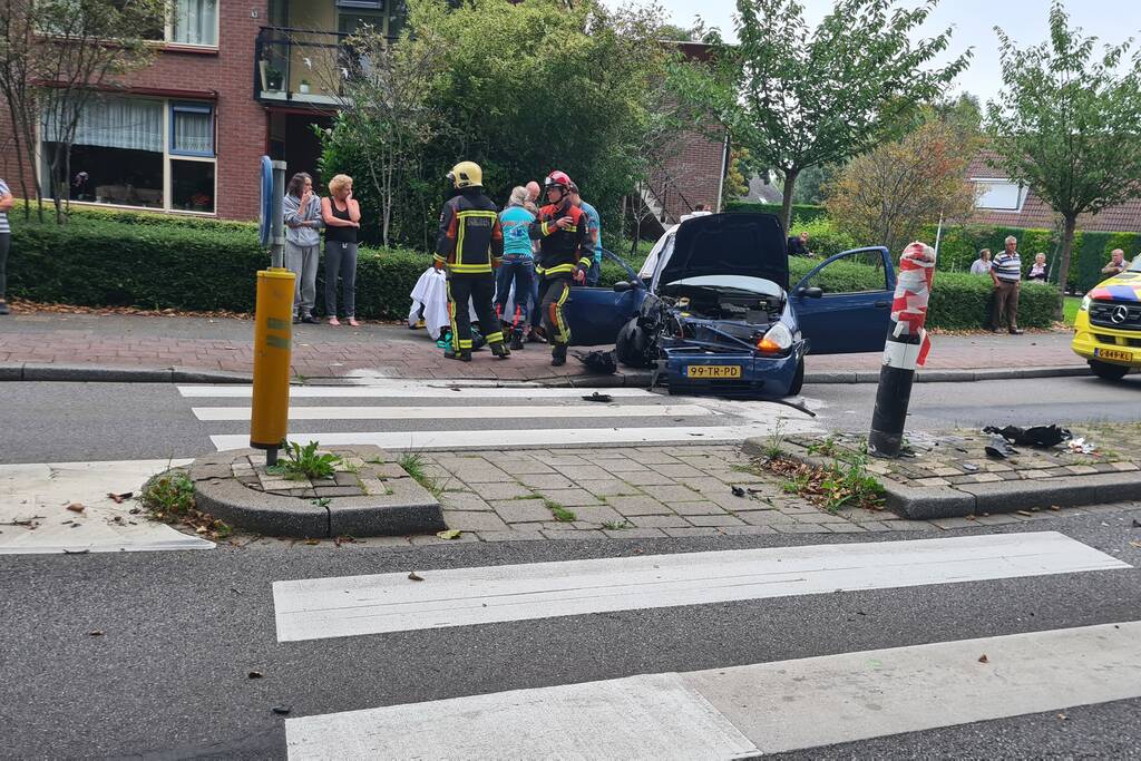 Personenauto vliegt uit de bocht