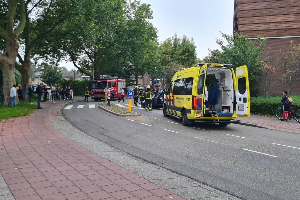 Personenauto vliegt uit de bocht