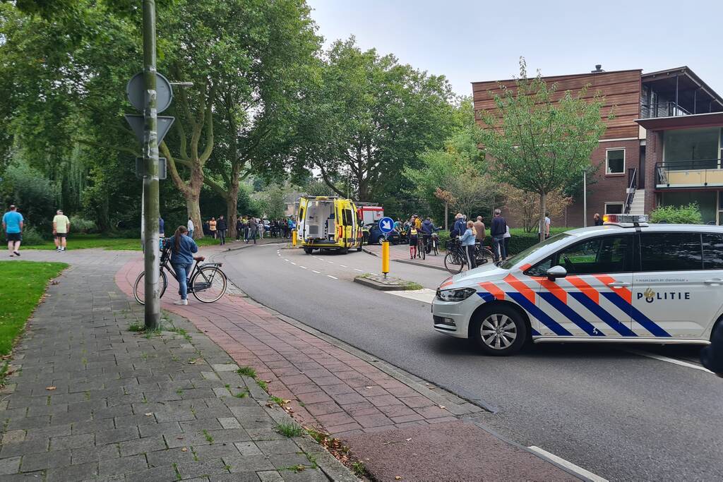 Personenauto vliegt uit de bocht
