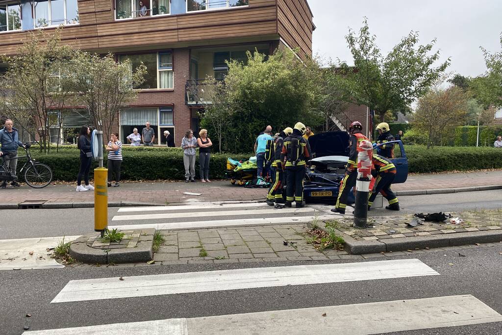 Personenauto vliegt uit de bocht