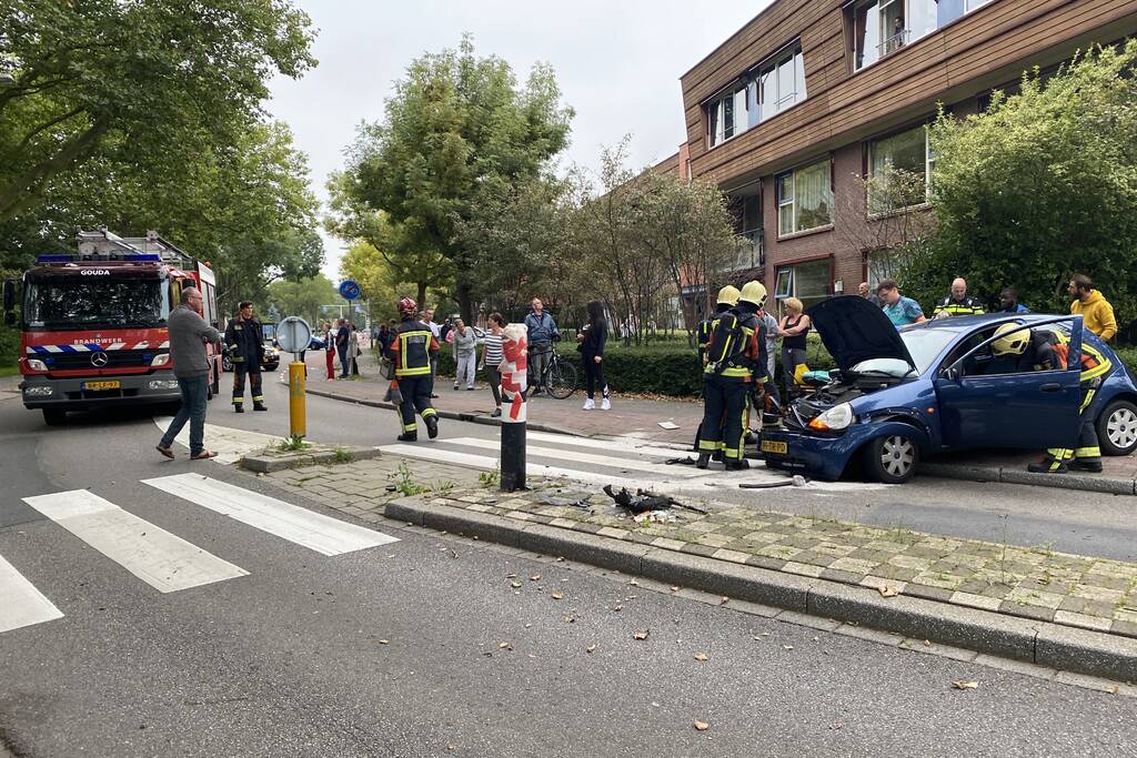 Personenauto vliegt uit de bocht