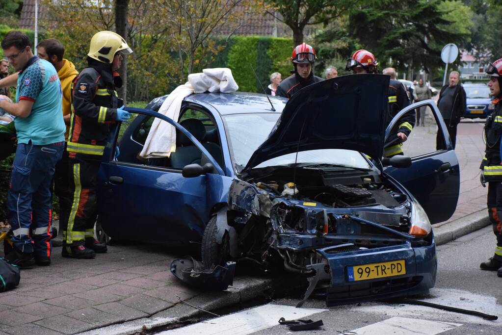 Personenauto vliegt uit de bocht