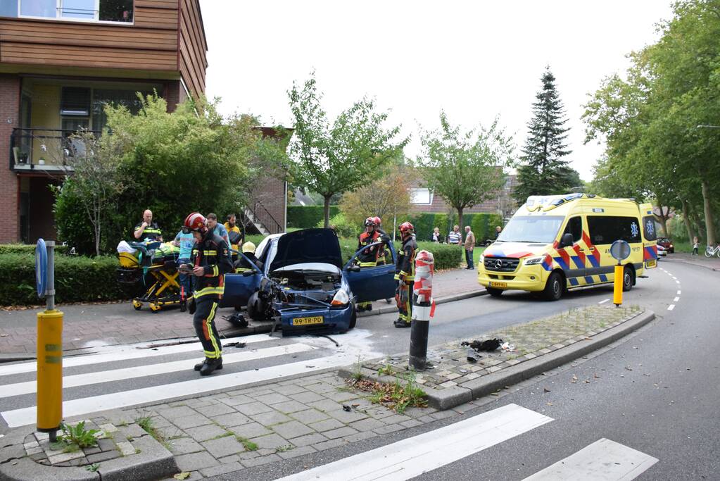 Personenauto vliegt uit de bocht