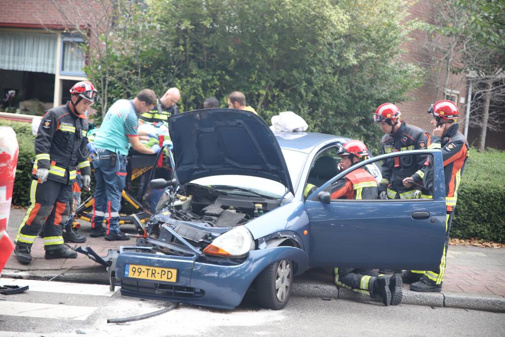 Personenauto vliegt uit de bocht