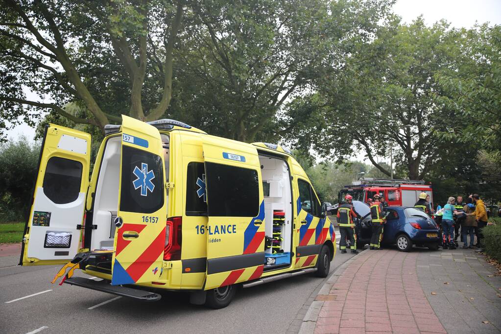 Personenauto vliegt uit de bocht
