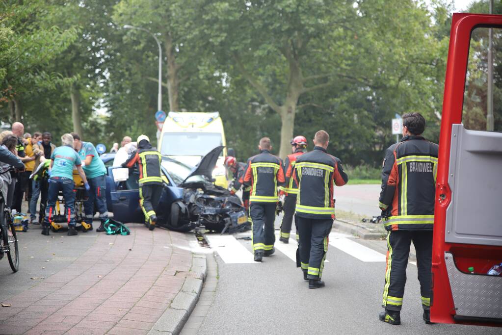 Personenauto vliegt uit de bocht