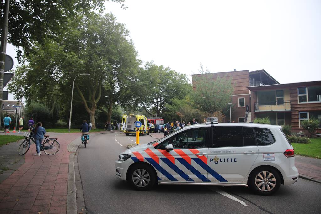 Personenauto vliegt uit de bocht
