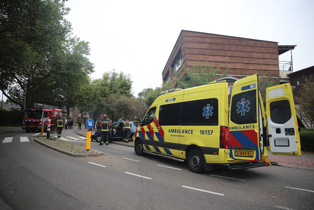 Personenauto vliegt uit de bocht