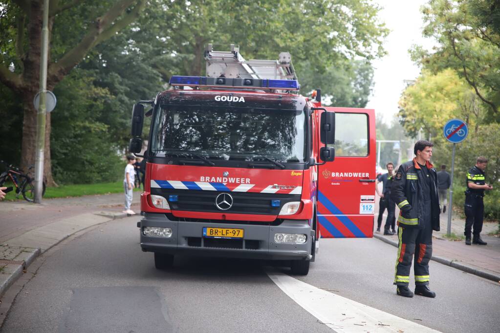 Personenauto vliegt uit de bocht