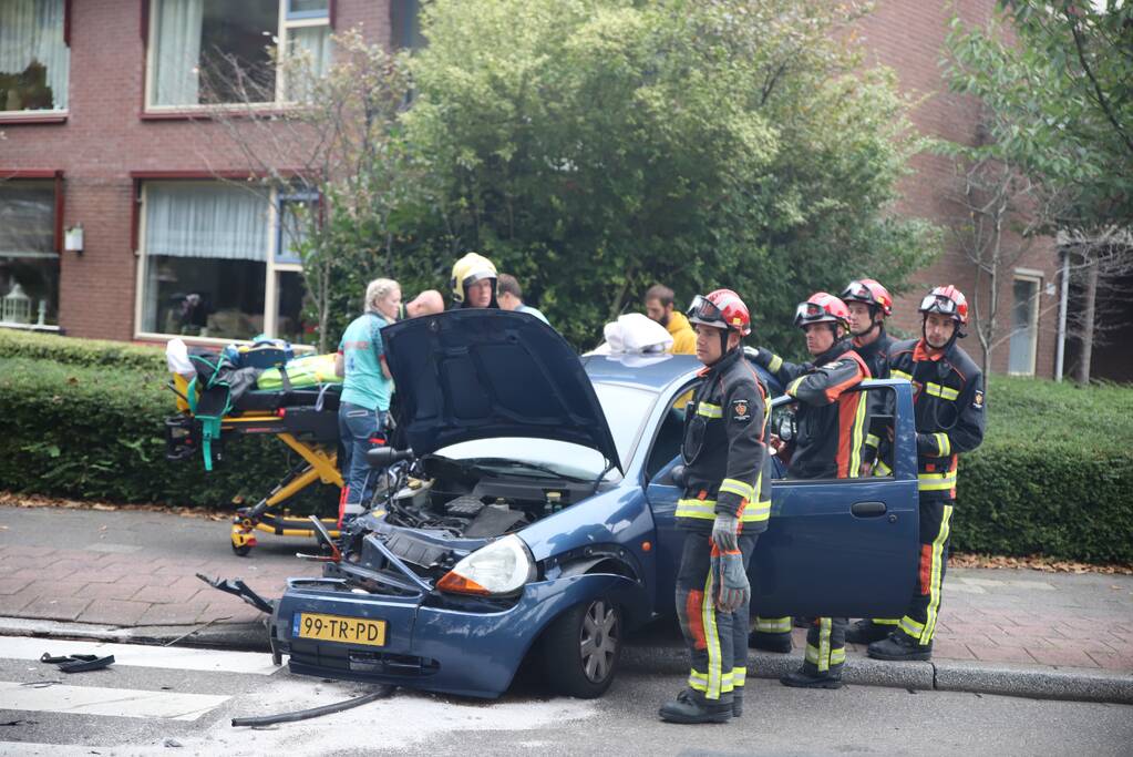 Personenauto vliegt uit de bocht