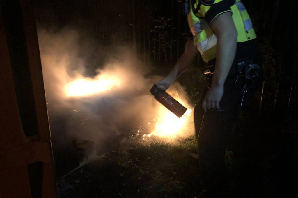 Politie doet poging brand te blussen