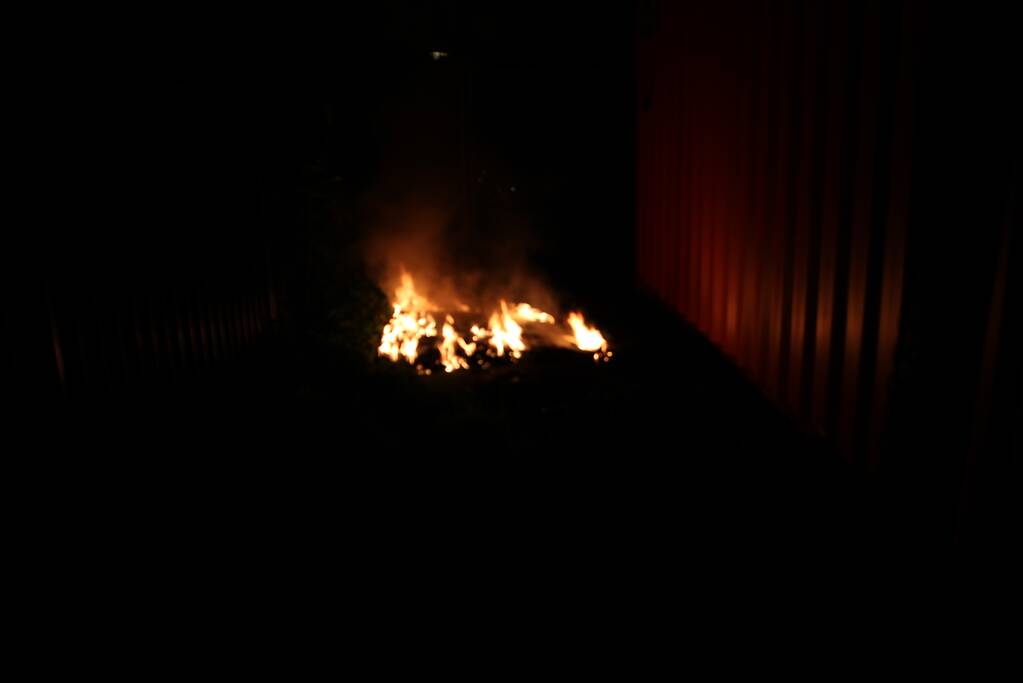 Politie doet poging brand te blussen