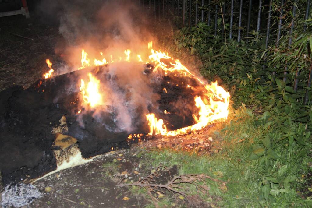 Politie doet poging brand te blussen