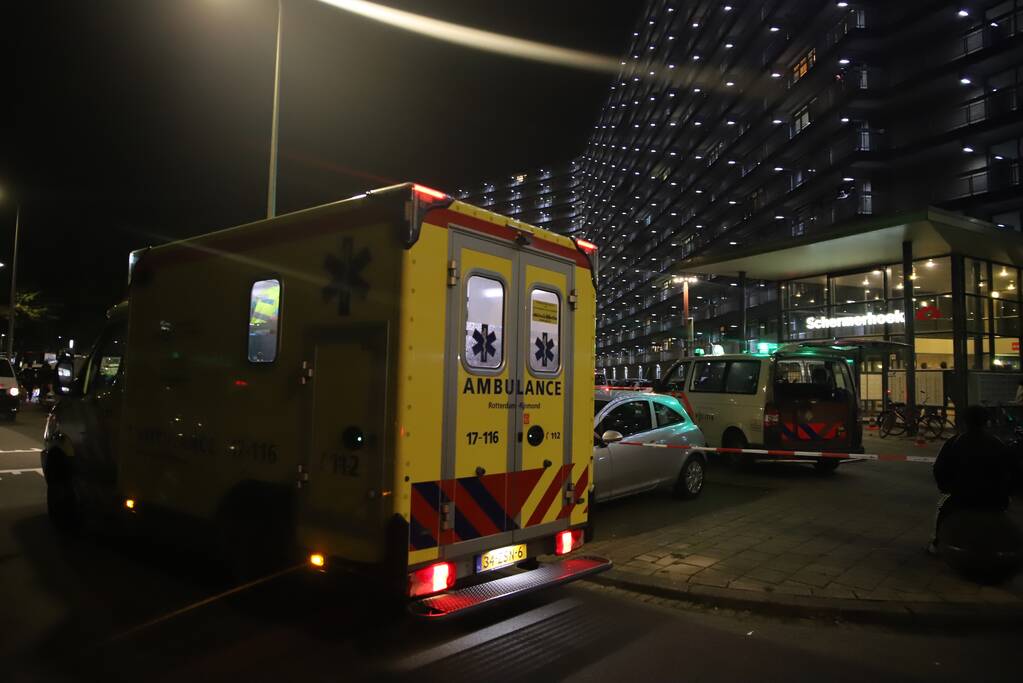 Man zwaargewond bij steekpartij in flatwoning