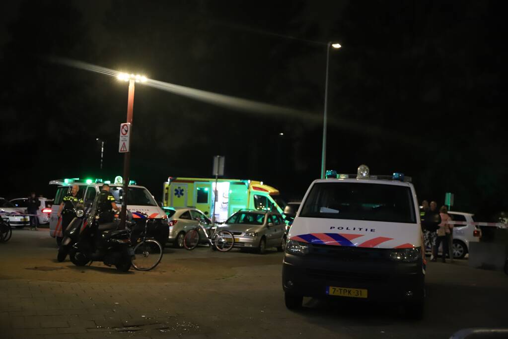 Man zwaargewond bij steekpartij in flatwoning