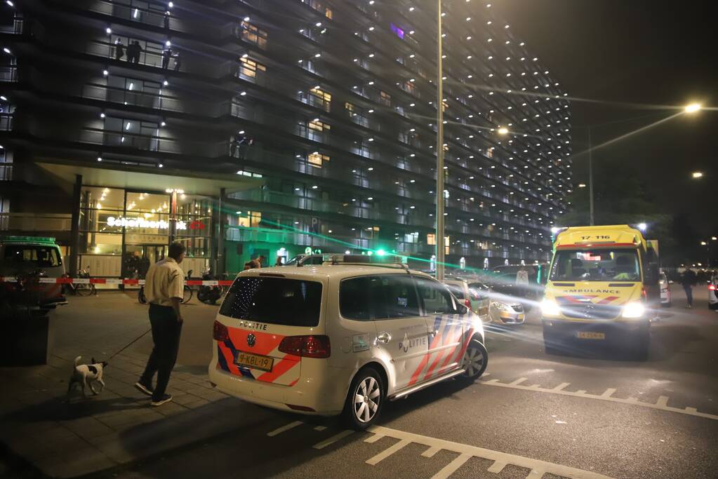 Man zwaargewond bij steekpartij in flatwoning