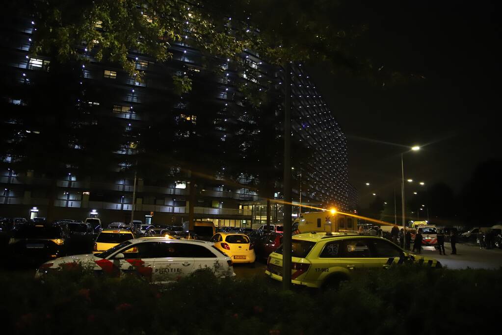 Man zwaargewond bij steekpartij in flatwoning