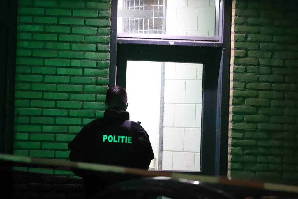 Man zwaargewond bij steekpartij in flatwoning