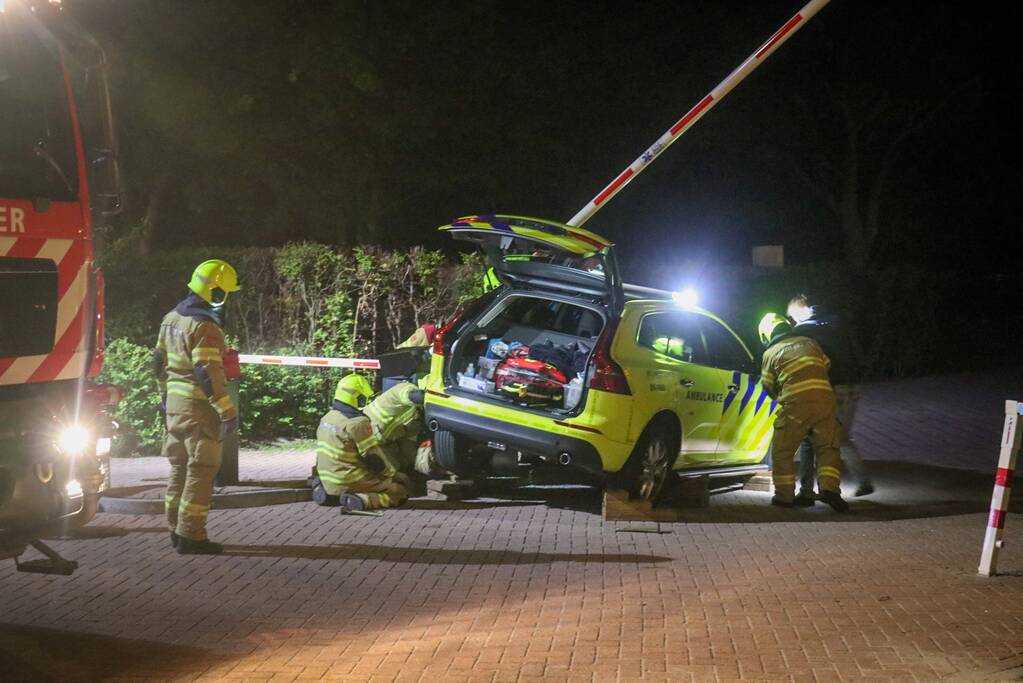 Ambulance crasht tegen slagboom