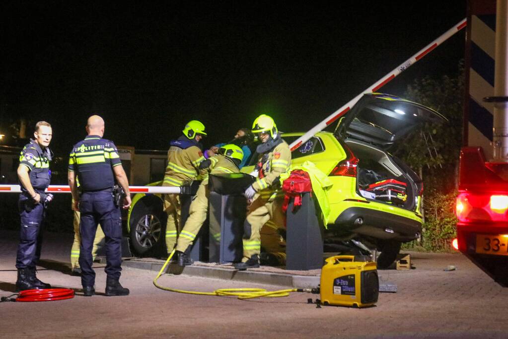 Ambulance crasht tegen slagboom
