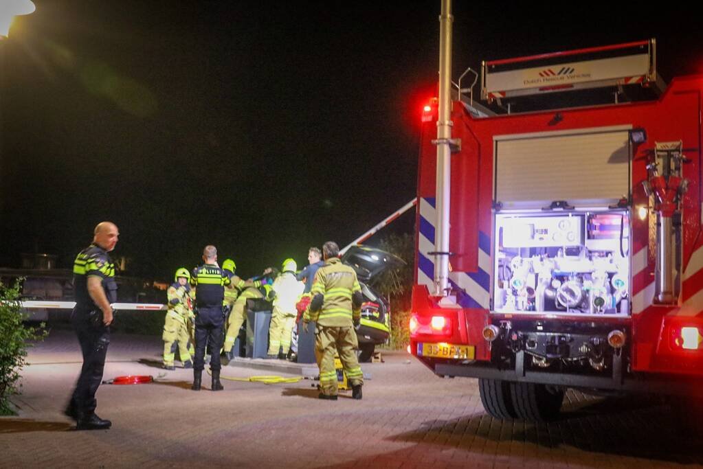 Ambulance crasht tegen slagboom