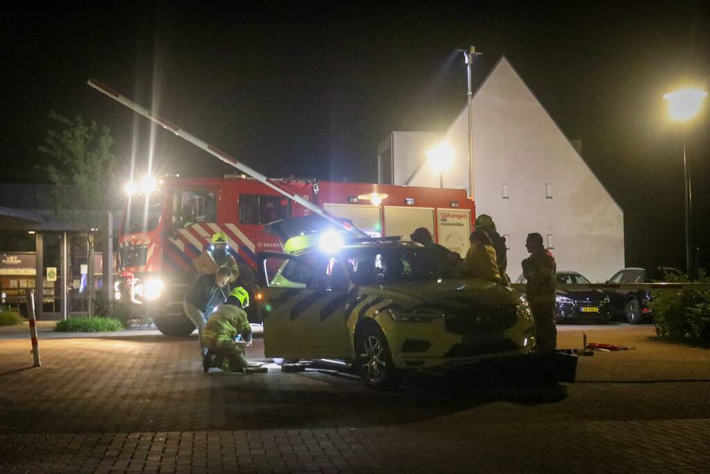 Ambulance crasht tegen slagboom