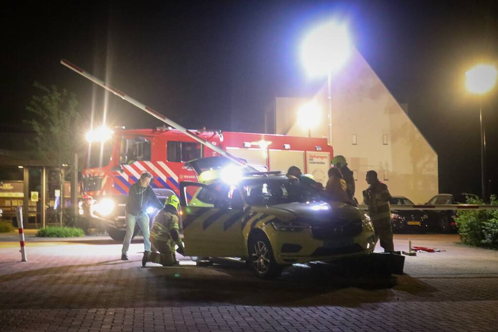 Ambulance crasht tegen slagboom