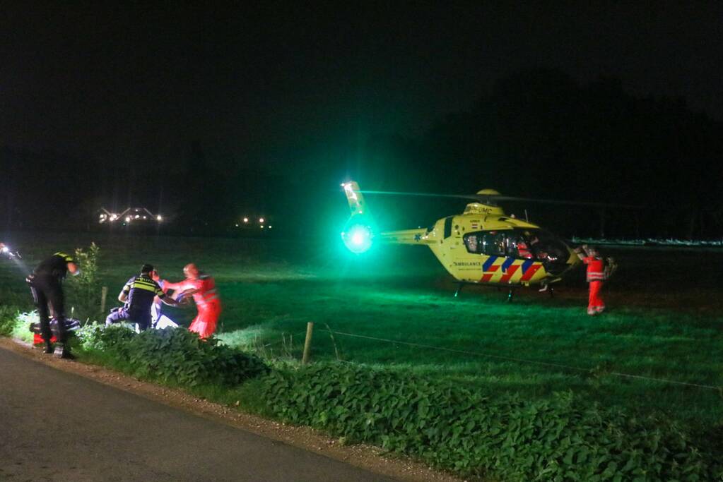 Ambulance crasht tegen slagboom