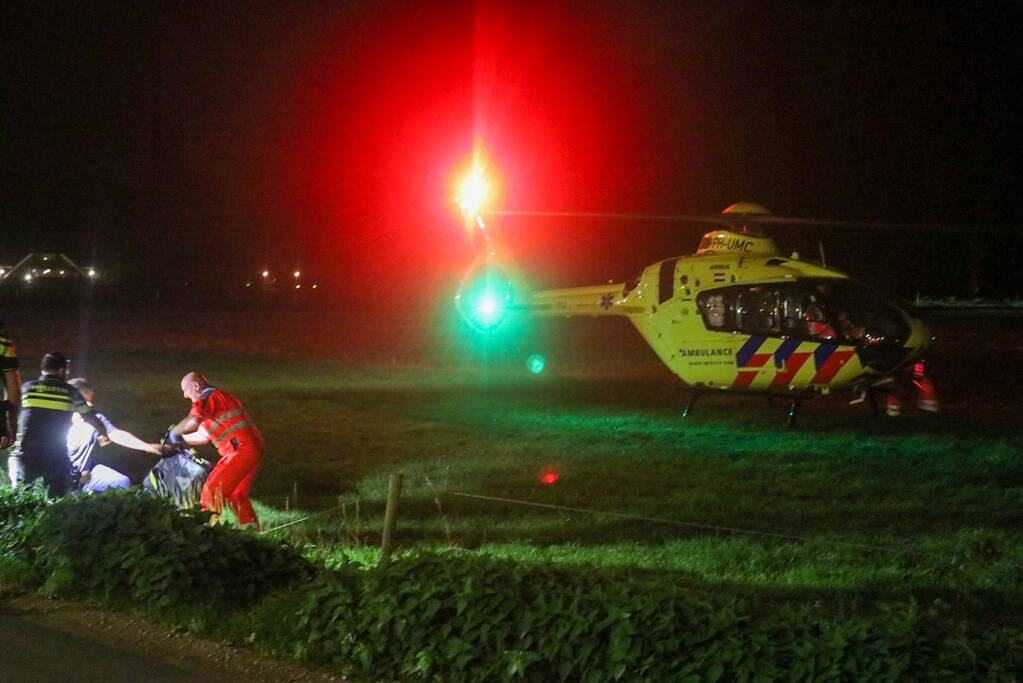 Ambulance crasht tegen slagboom