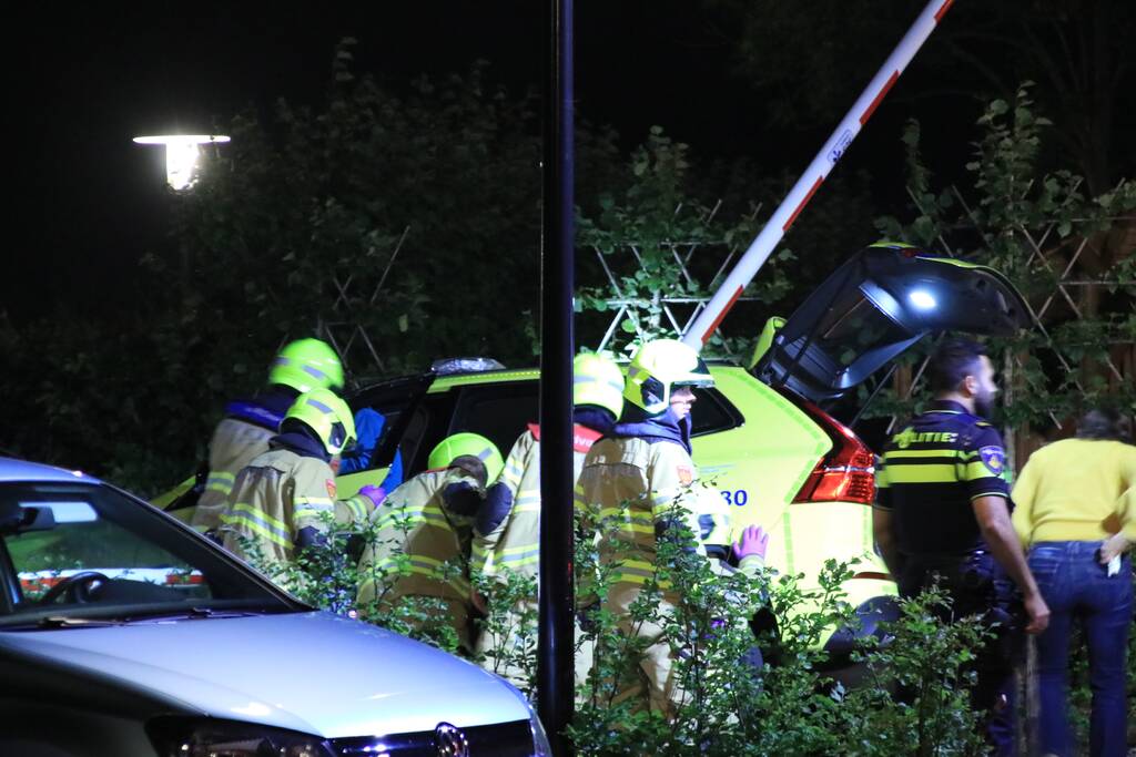 Ambulance crasht tegen slagboom