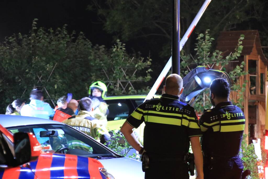 Ambulance crasht tegen slagboom