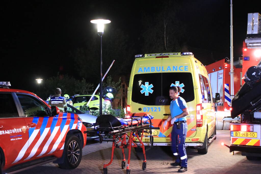 Ambulance crasht tegen slagboom