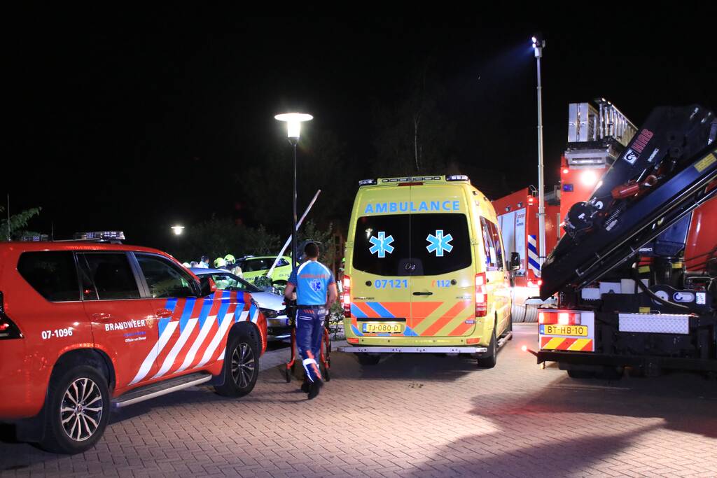 Ambulance crasht tegen slagboom