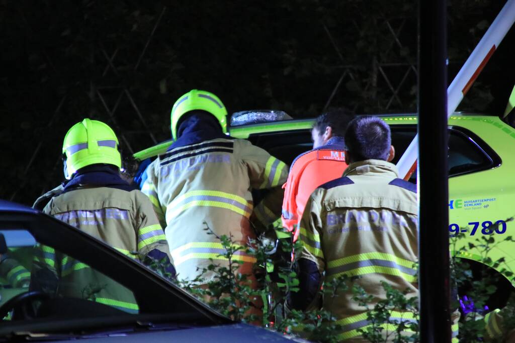 Ambulance crasht tegen slagboom