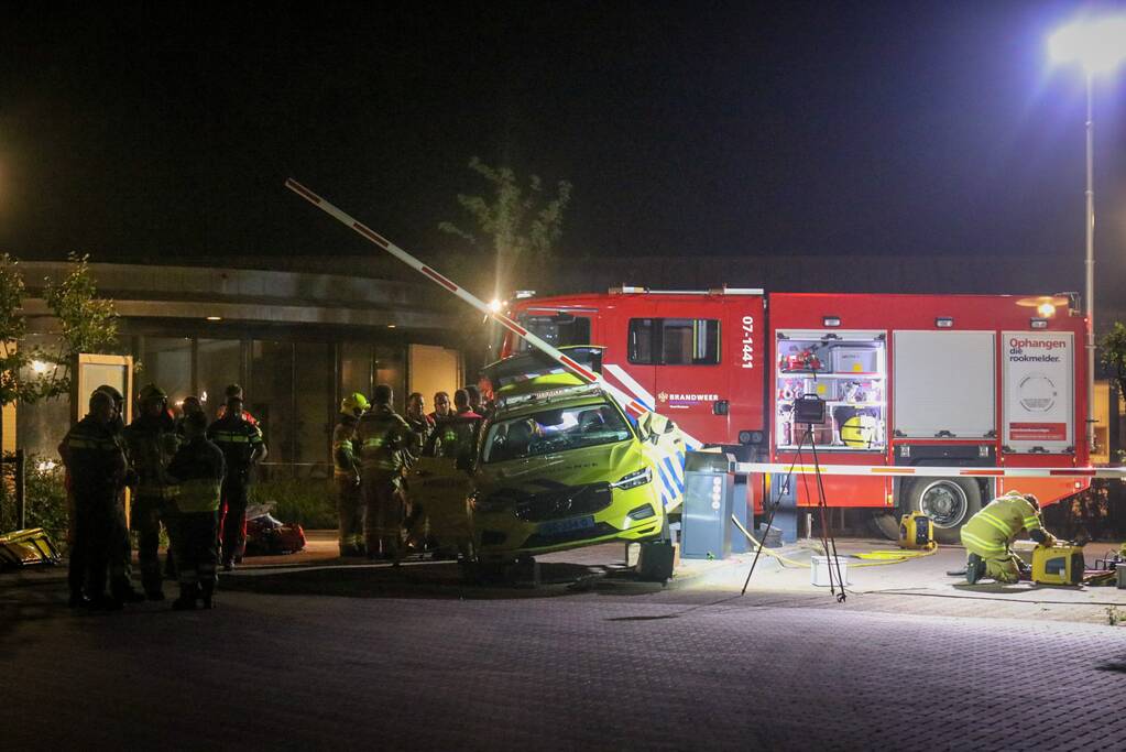 Ambulance crasht tegen slagboom