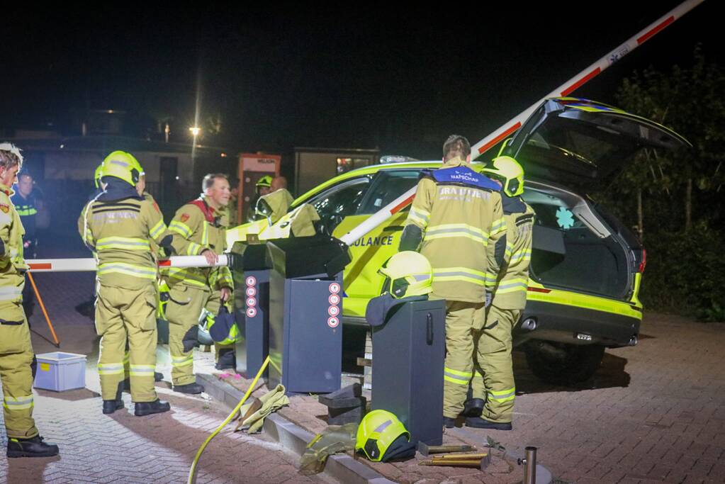 Ambulance crasht tegen slagboom