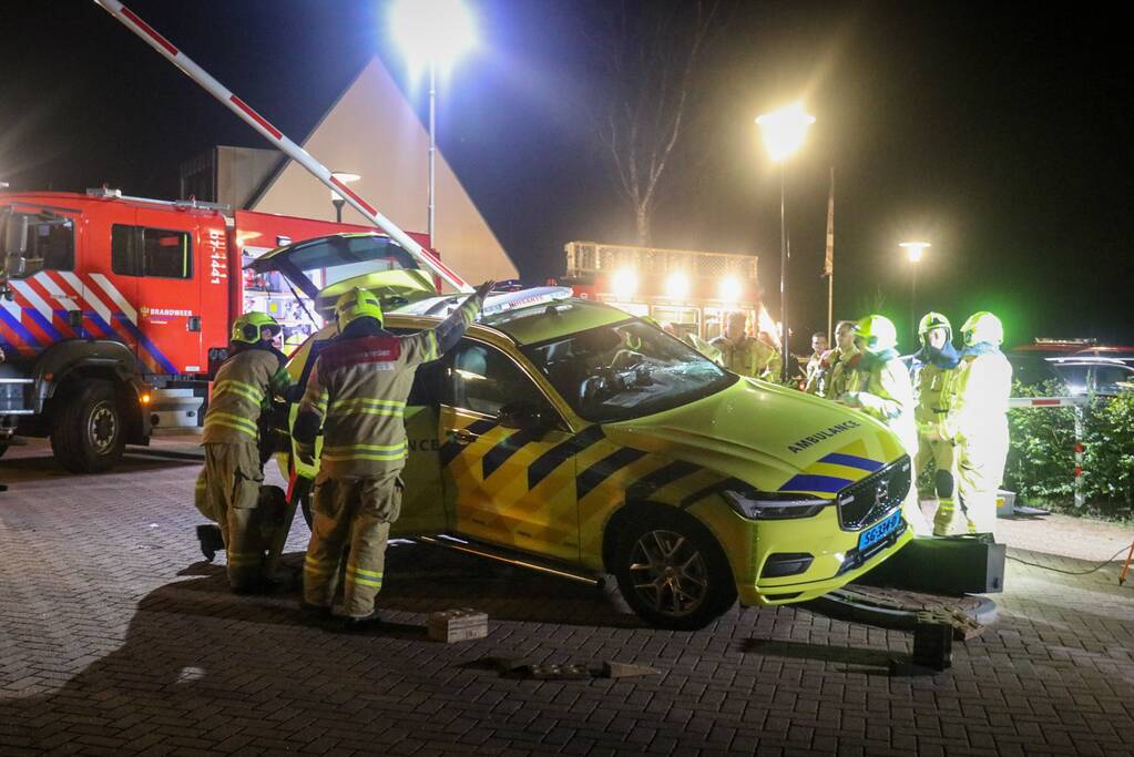 Ambulance crasht tegen slagboom